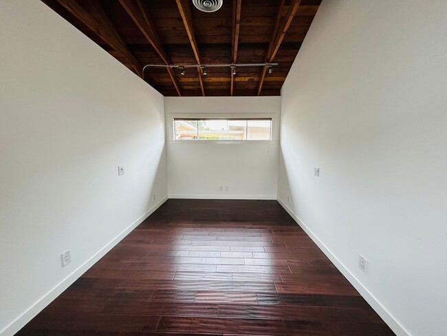 Building Photo - Spacious One Bedroom + Den Backhouse! In Unit Laundry! Prime Location!