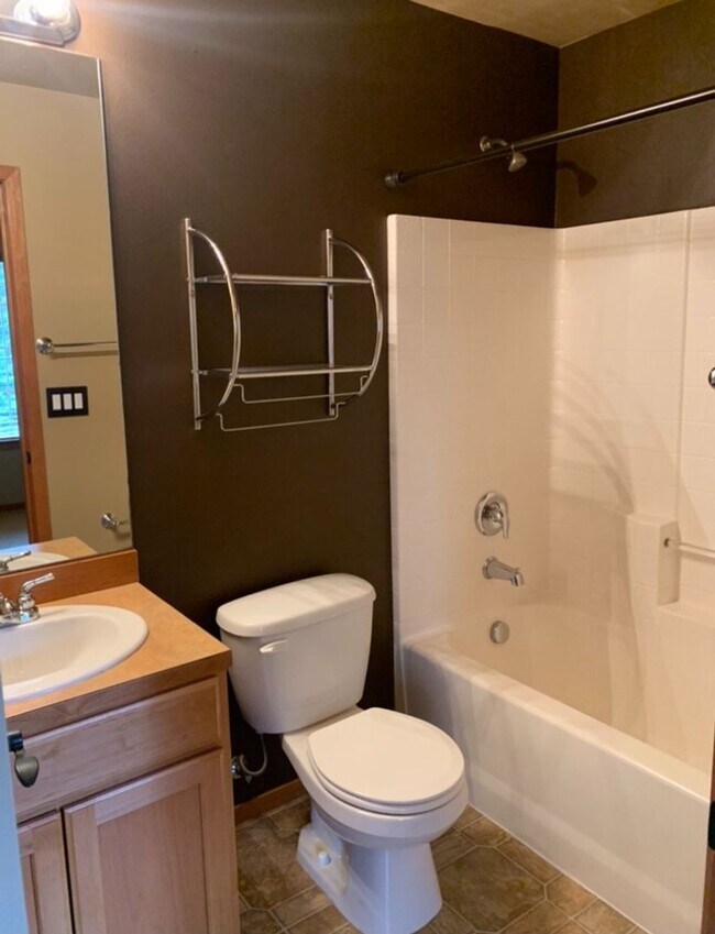 Building Photo - Spacious 2 Bed 2.5 Bath Townhome with Attached Garage in Cle Elum