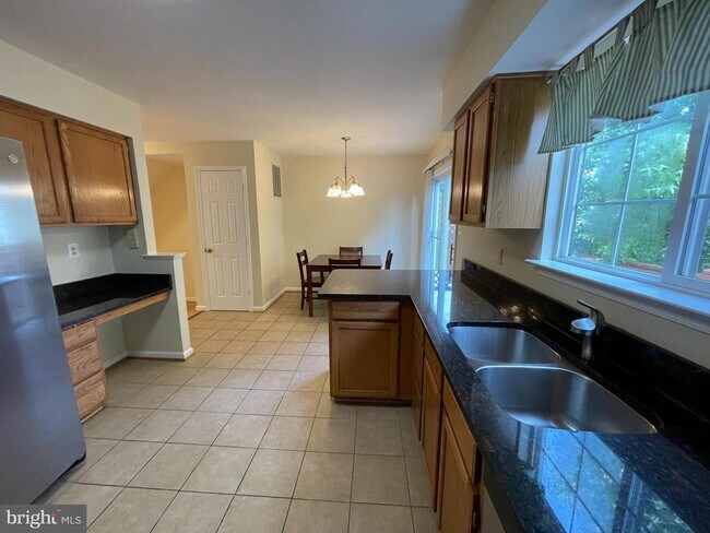 Building Photo - 5693 Sherborne Knolls