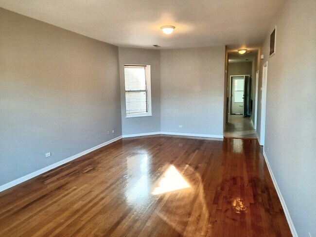 looking south in living room/ dining room - 3447 W Evergreen Ave