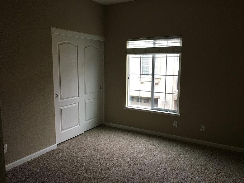 Building Photo - 3301 N Park Dr