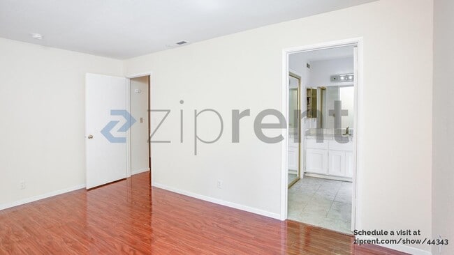 Building Photo - 4 Carriage Ln