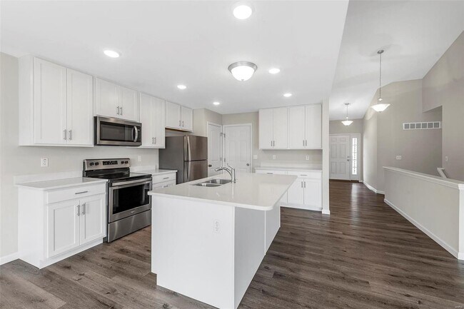 Building Photo - 4602 Siesta Dr