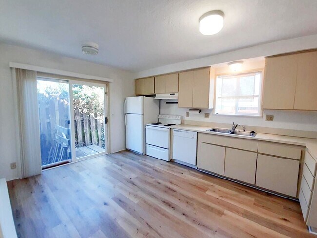 Building Photo - Spacious 5 bedroom/1.5 bath home in Spring...