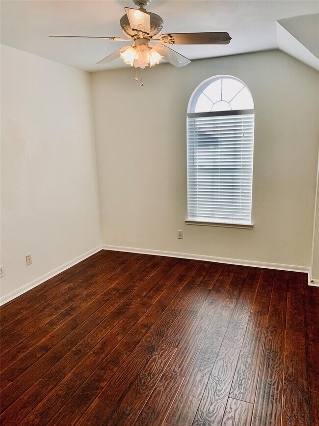 Building Photo - 8846 Gas Light Village Dr