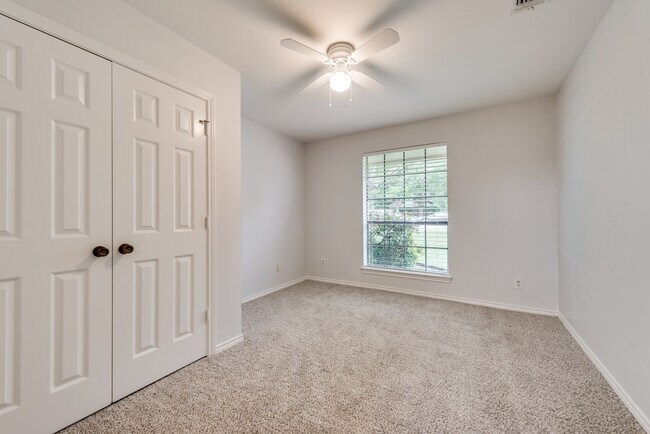 Building Photo - 923 S Greenstone Ln