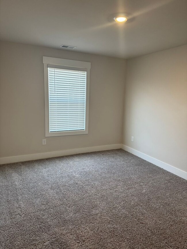 Building Photo - Great Price and location!