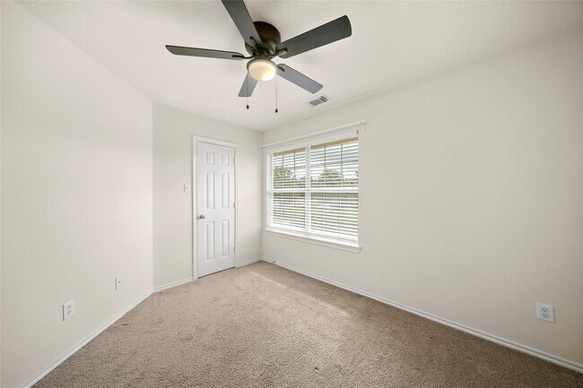Building Photo - 25238 Finchgrove Ln