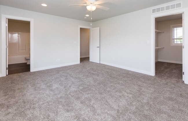Building Photo - Contemporary Altoona Single Family Home! N...