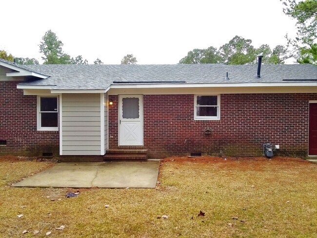Building Photo - UPDATED & SPACIOUS 3 Bedroom 2 Bathroom home close to SHOPPING & FT BRAGG!!
