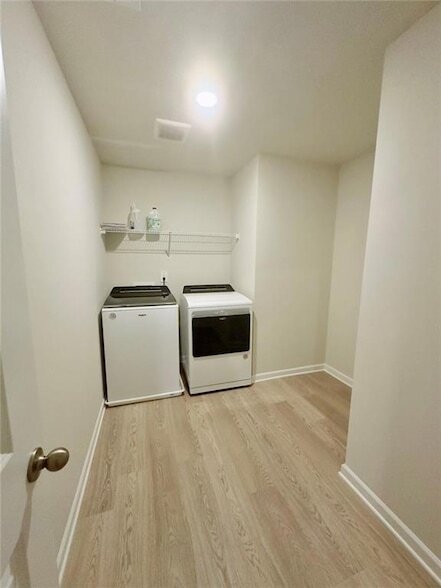 Building Photo - 327 Vly Oak Dr