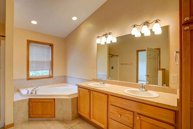 Building Photo - 1813 Carns Dr