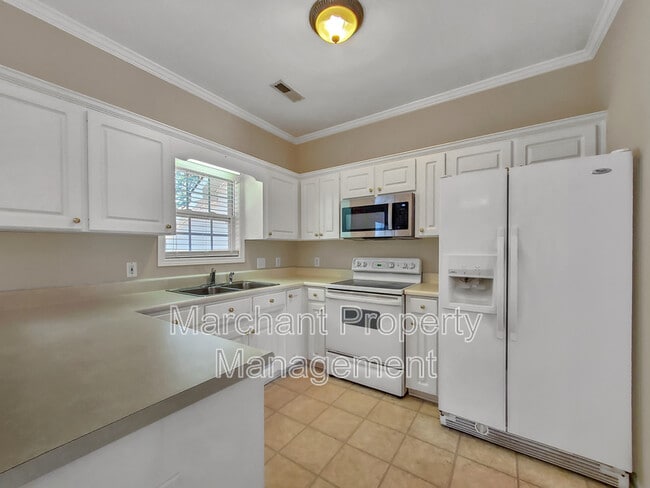 Building Photo - 215 Rexford Dr