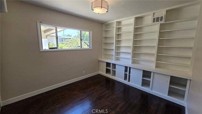 Building Photo - 6034 S Kings Rd