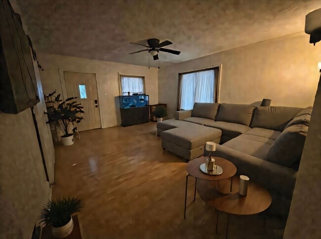 Building Photo - 3 bedroom 1 bath house w/ 2 car garage