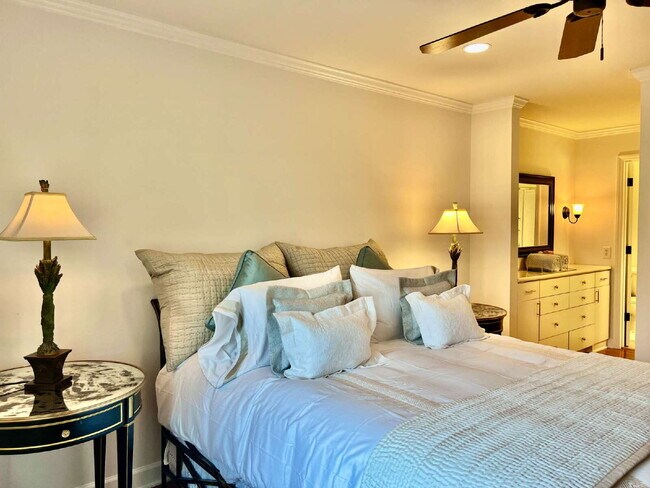 Building Photo - FULLY FURNISHED LUXURY CONDO!
