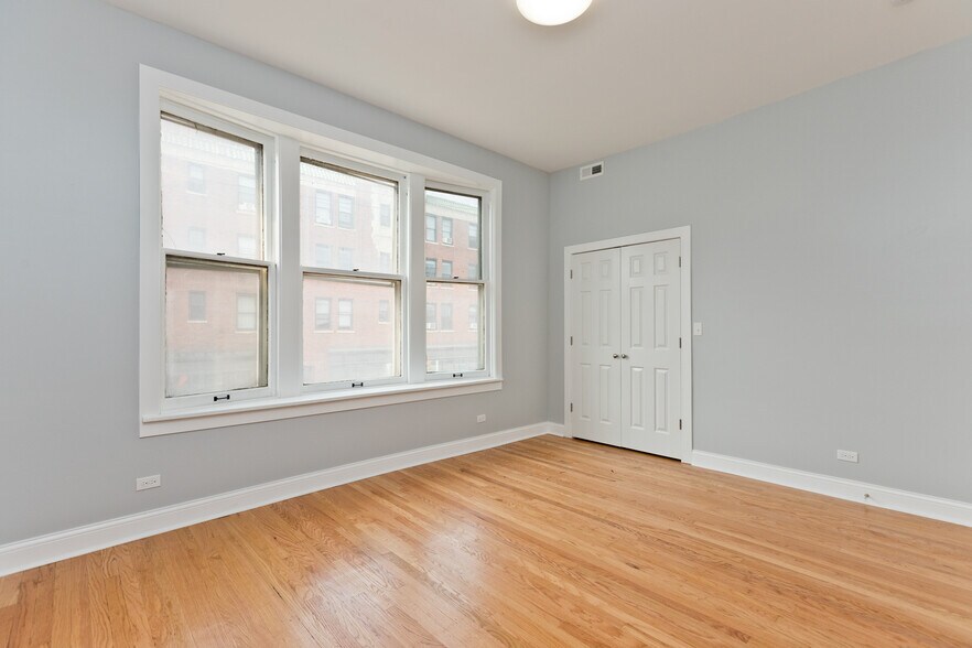 Building Photo - 3324 W Diversey Ave