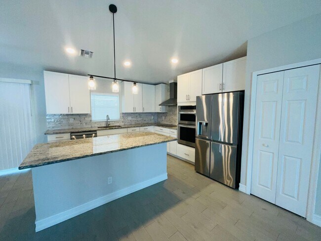 Building Photo - 4/2.5/2  Home off of California Blvd.