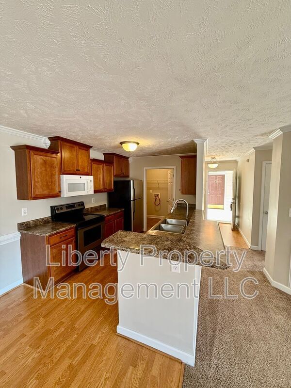 Building Photo - 1800 Balmoral Dr