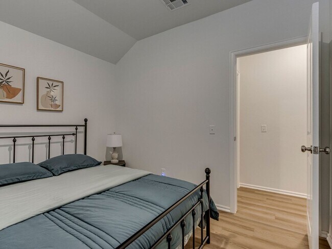 Building Photo - Cozy 3-Bed Retreat in Yukon - Fully Furnished & All Utilities Included