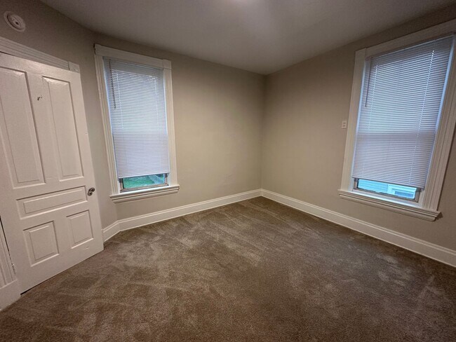 Building Photo - MADISONVILLE - Old world charm 4+ bed 2 ba...