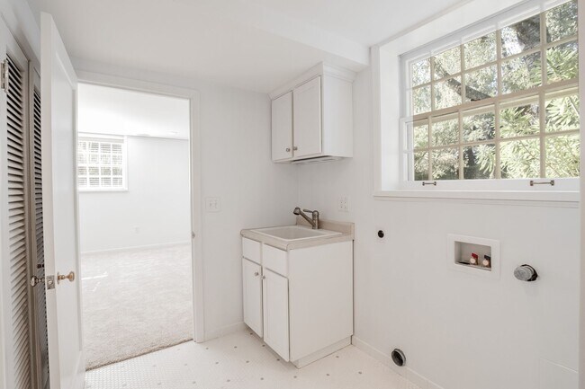 Building Photo - 4527 SW 29th Ave