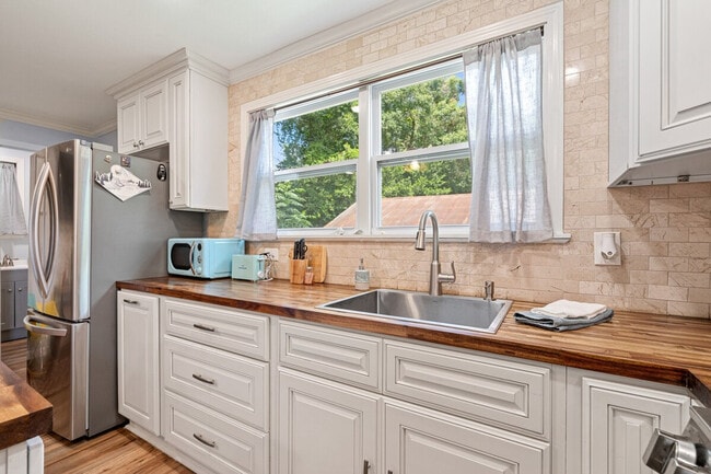 Building Photo - 2 Mead Dr