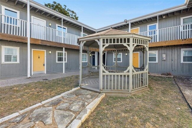 Building Photo - 2401 Manor Rd