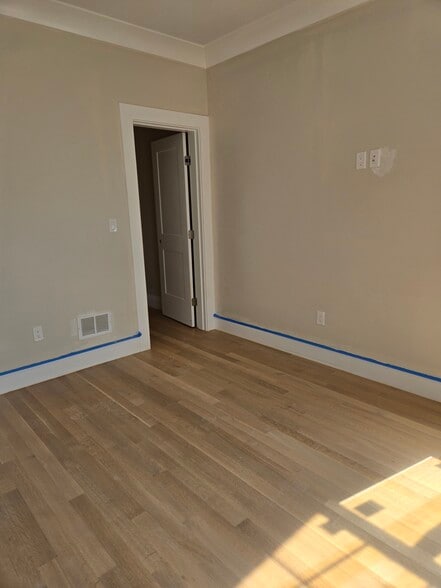 Building Photo - 114 E Side Pky