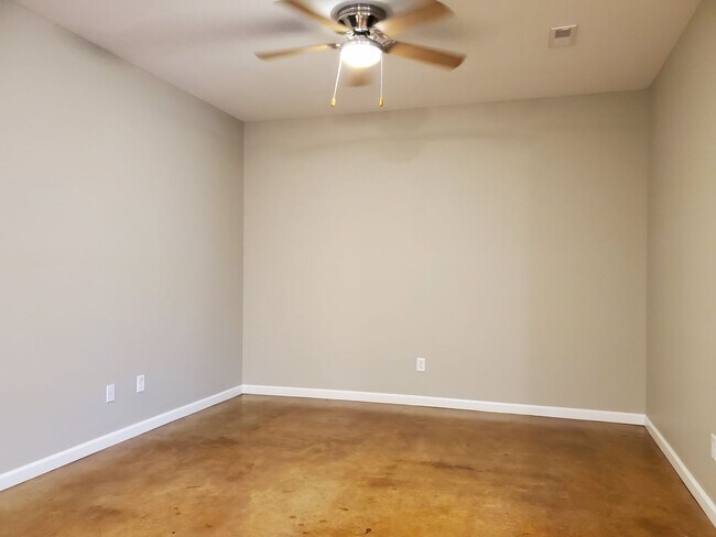 Building Photo - 2 Bedroom, 1 Bath apartment