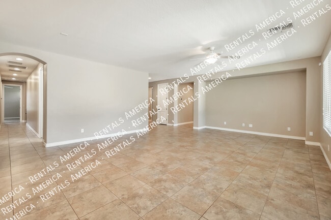 Building Photo - GORGEOUS 4/2.5 + DEN with Spa in Chandler!