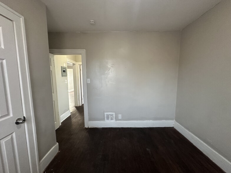 Upstairs Unit - 4820 Haverhill St