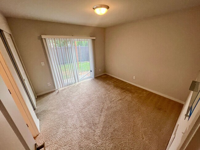 Building Photo - Exceptional 4 Bed 3 Bath Townhome on corner lot. One months rent free!!