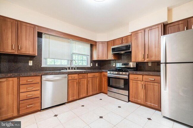 Building Photo - 3548 S George Mason Dr