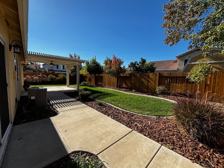 Building Photo - 8340 Lake Willow Way