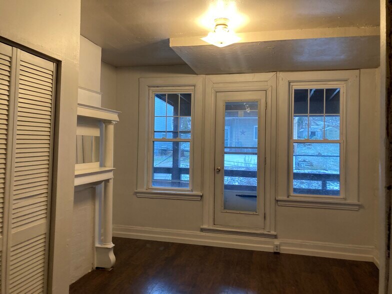 Lots of windows - 406 Grace St