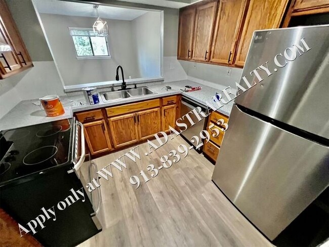 Building Photo - Updated 3 Bedroom 1 Bathroom Apartment in ...