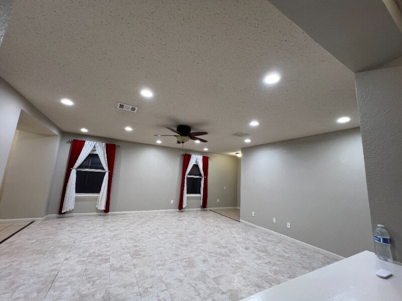 Building Photo - 911 Simi Dr