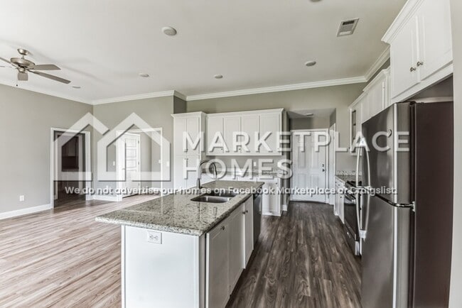 Building Photo - 701 Silver Bnd