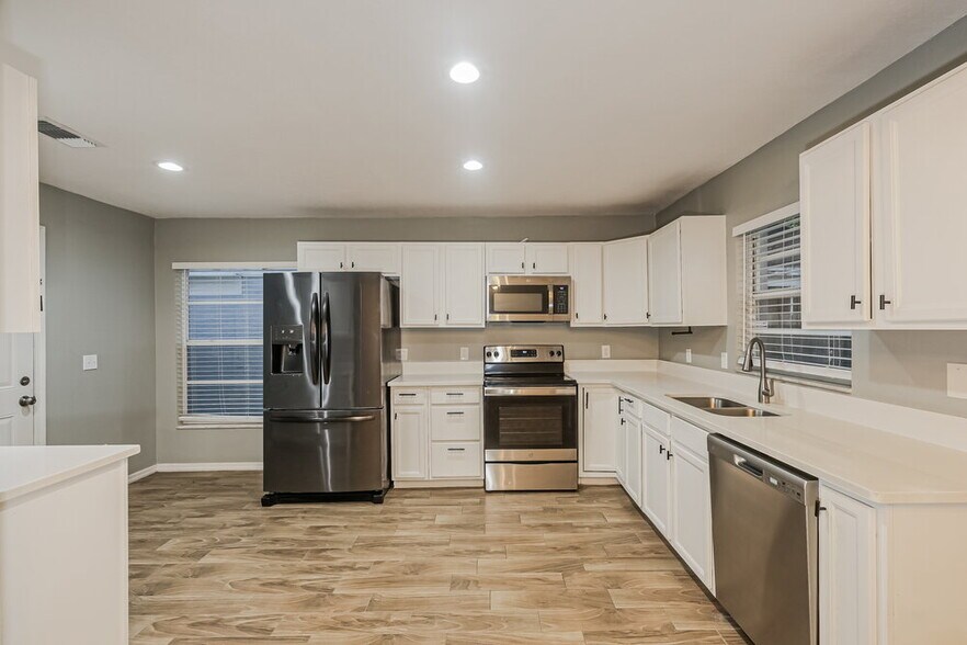 Building Photo - 9715 Little Pond Way