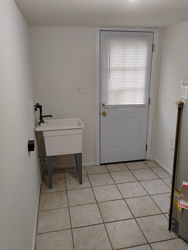 Laundry room/utility room - 1711 Norton Rd