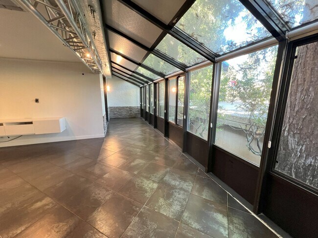 Building Photo - Remodeled 2 Bed, 2 Bath Unit in Downtown S...