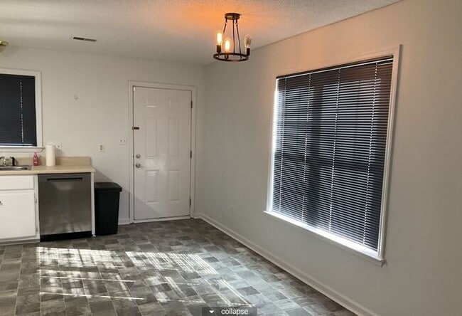 Building Photo - Northeast Townhome