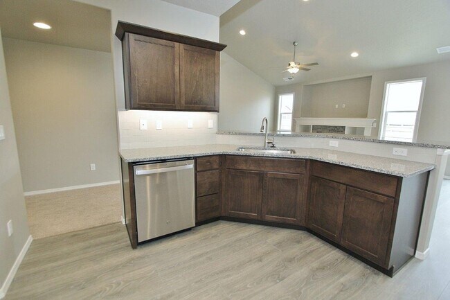 Building Photo - Spacious Home in Quiet Neighborhood