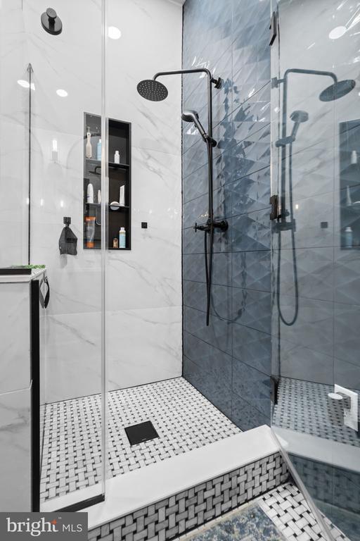 Building Photo - 526 E Thompson St