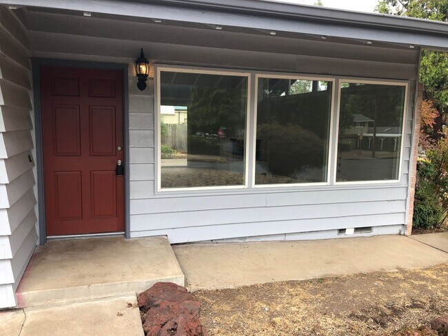 Building Photo - Updated 3 bedroom 1 1/2 bath home in a gre...