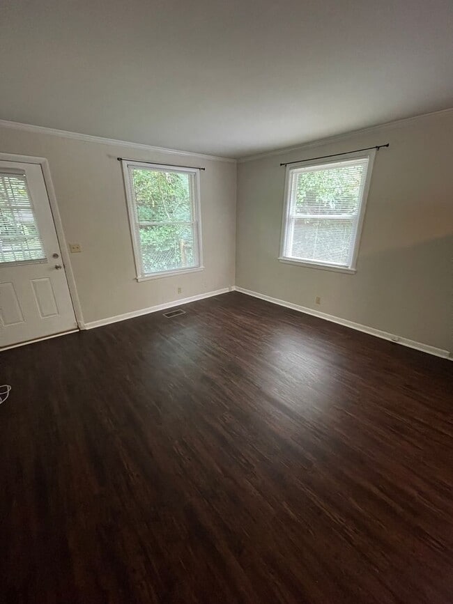 Building Photo - Sylvan Park!