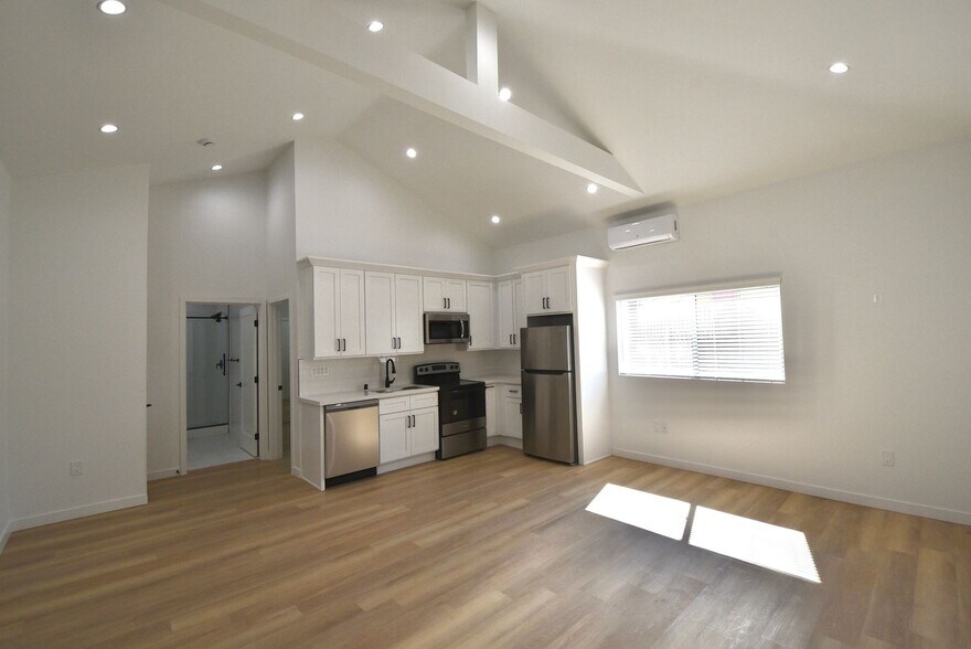 Building Photo - 4751 Kraft Ave