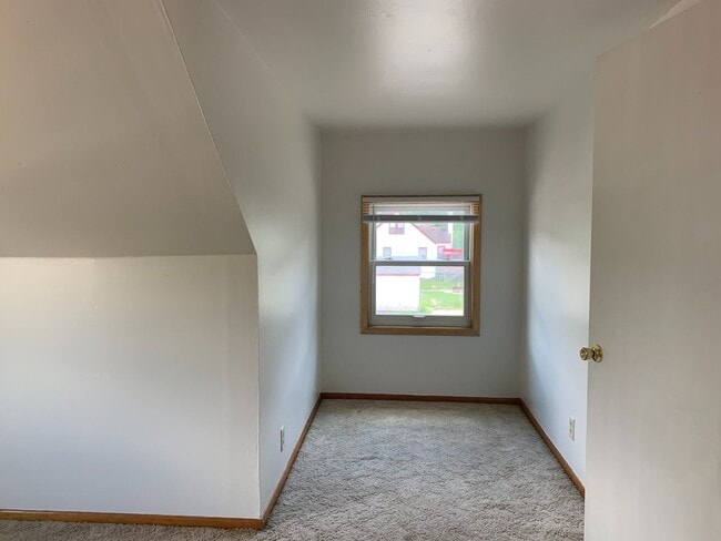 Building Photo - 5 Bedroom Across from NDSU!!