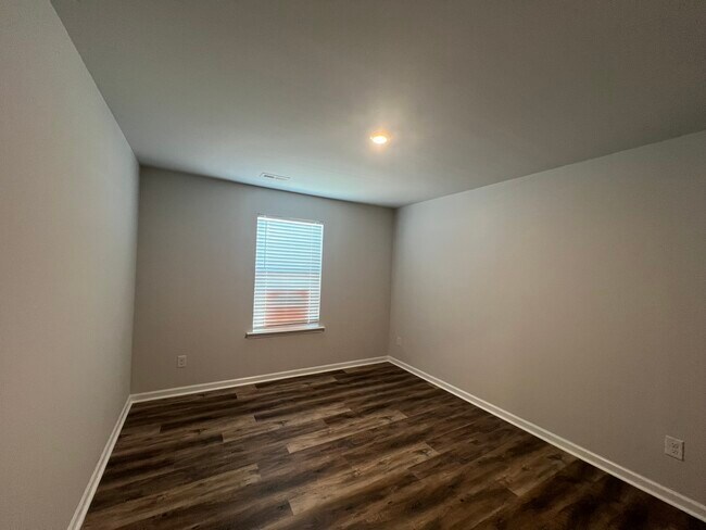 Building Photo - 621 High Hl Dr
